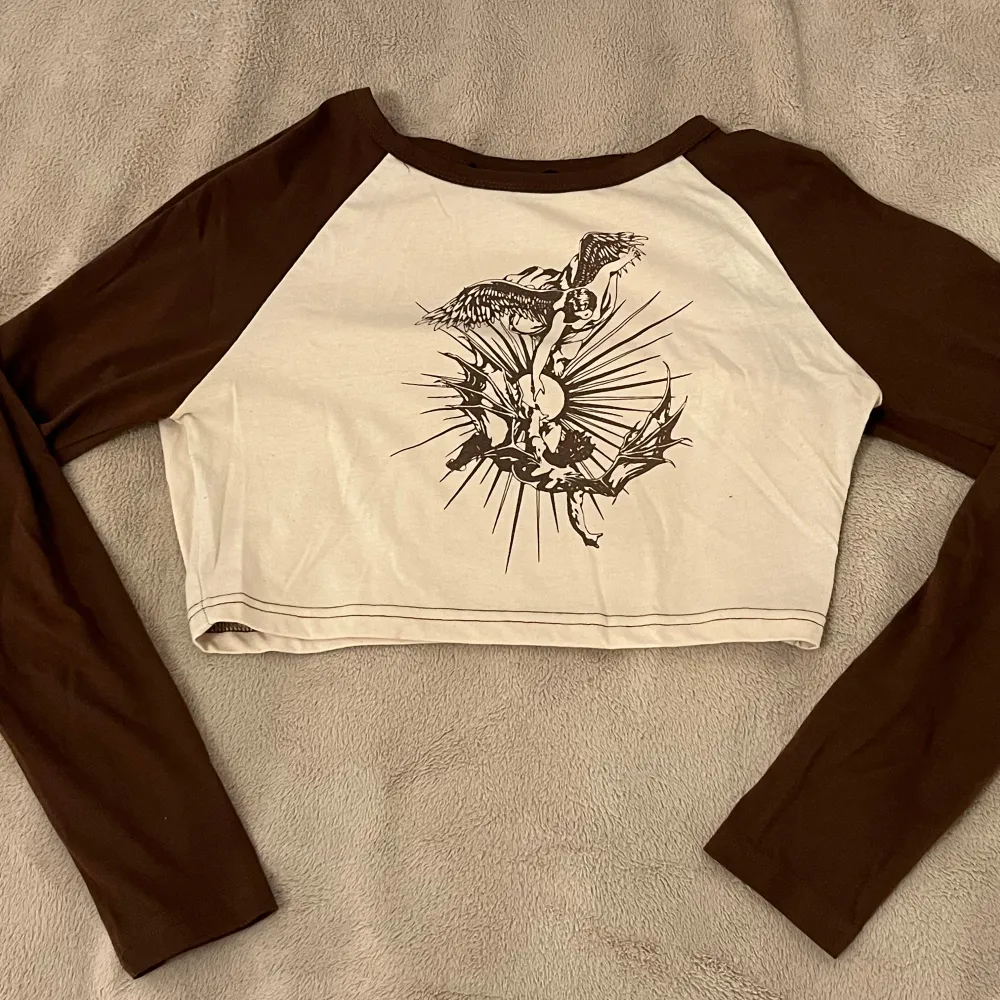Brun och beige/cream white crop top långärmad tröja med stretch.. Yläosat.