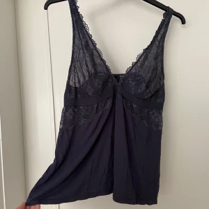 Spetslinne  - Linne i spets i mörkblått 💙Stretchig och supergulligt! Genomskinliga kupor. Gissar på storlek L typ? Jag är 42 o den sitter bra på mig men är lite liten i kupan 🌺Stretchig! Superfint skick, inga skavanker ⭐️Perfekt till söt kofta o jeans! 