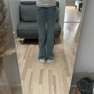 Ljus blåa utslängda jeans  - Jag köpte dessa men insåg att de var för stora ! Lappen är avdragen och är använda 1 gång . Dem är low waist och flare. 💕