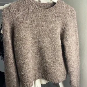 Stickad tröja  - Stickad tröja från Vero Moda, knappt använd så väldigt bra skick! Säljer då den inte kommer till användning! 💘