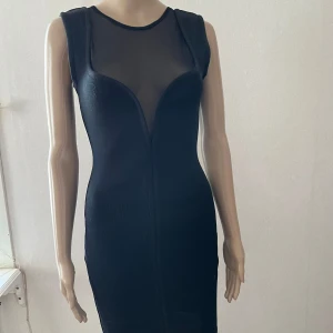 Sexig tight svart klänning - Inget att anmärka på.