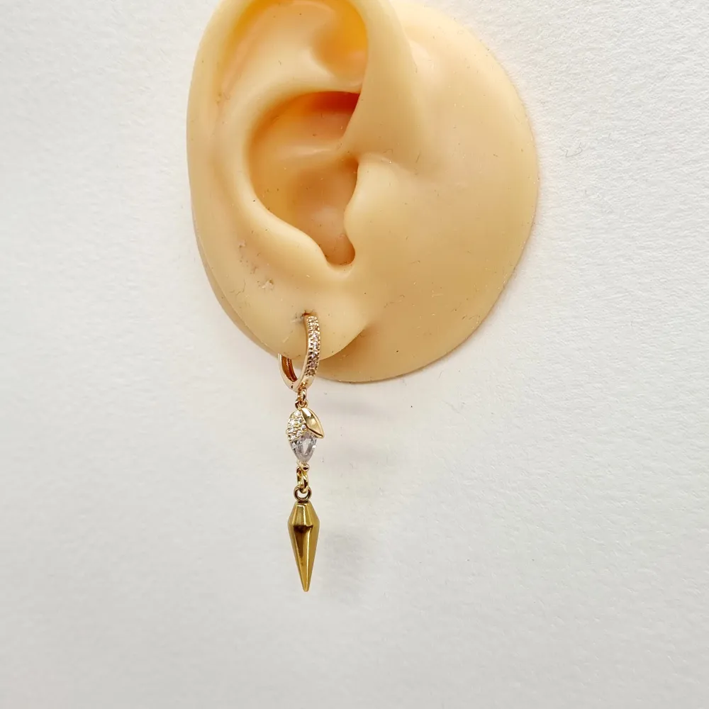 Handgjorda örhängen●Följ :@ekjewelryofficial🤲 ● 💎Material- 100% rostfritt stål ●Örhängeskrokar -rostfritt stål och kristall. Nickel fri. Längd -4,5cm. Vattentåliga, ändrar inte färgen! . Asusteet.