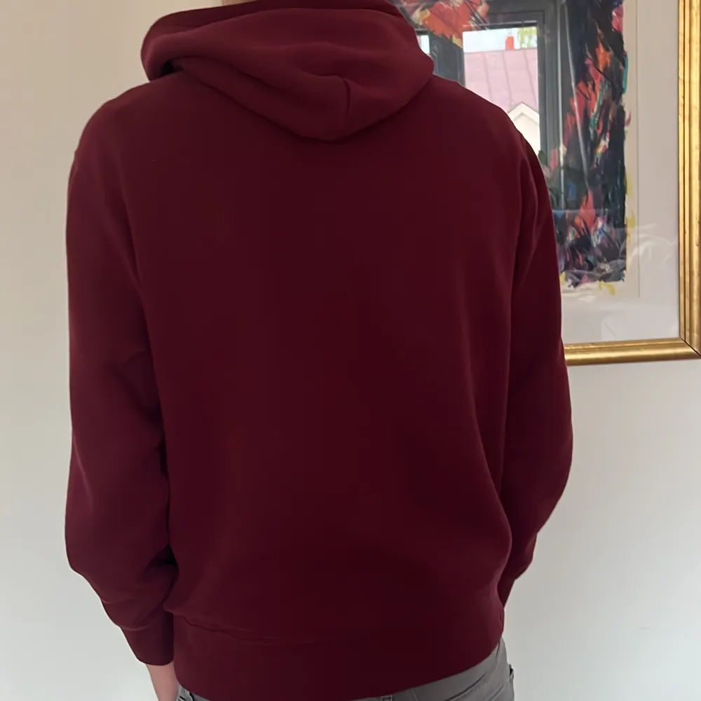 |Riktigt fet RL Hoodie i skitsnygga färgen vinröd| I toppen skick (9/10) använd några gånger men Inge defekter alls |Nypris runt 2,5k mitt pris 999kr| Hör av dig vid funderingar| Pris kan diskuteras vid snabb affär|  Mvh Malte!. Hoodies.