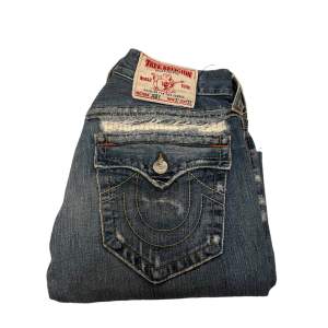 Säljer ett par asfeta True religion jeans 👖😊 Storlek : W31 ❤️ nice distressing o allt 🤭