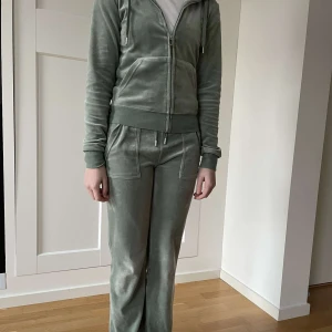 Grönt juicy couture sett  -  Grönt juicy couture sett storlek xxs i båda delarna💚 uppsydda innermått ben 70,5 cm💚💚ganska bra skick💚💚