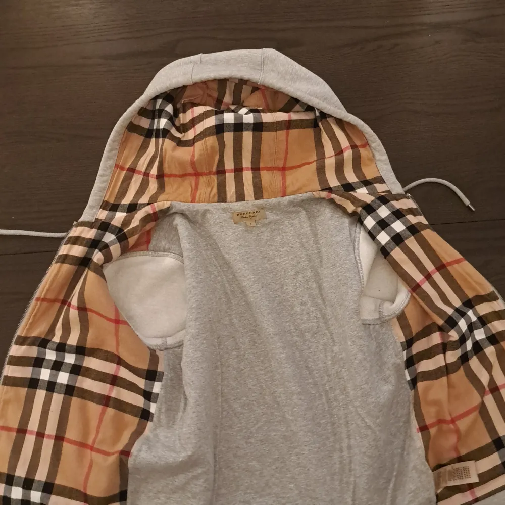 Hej. Säljer min burberry hoodie för att jag har växt ut den och den slutades andvändas.. Hoodies.