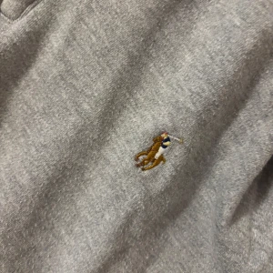 Ralhp lauren half zip - En ralhp lauren half zip med väldigt bra passform den är köpt i usa och nypris ligger på ca 900 tror jag den är i nyskick och har knappt andvänds den är i xs eller 14-16