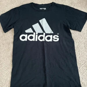 Adidas T-shirt  - Snygg unisex adidas T-shirt i storlek S. Som ny.