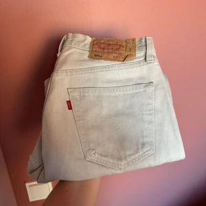 Levis 501 - Levis 501 Se mått på andra bilden  Säljer för jag har två som är för lika i färgen