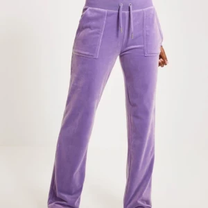 Juicy Couture byxor - Säljer mina lila Juicy Couture byxor. Dessa är väldigt sparsamt använda så materialet på dom är fof mjukt och fint! Den enda defekten är att ”metallbitarna” på snörena har ramlat av i tvätten. Annars är dom i toppskick! Köptes på Raglady för 1200kr.