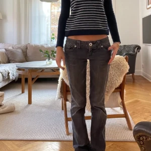 lågmidjade gråa guess jeans - lågmidjade gråa jeans från guess💕💕39cm midjemått 80cm innerbenslängd❤️de är bootcut modell❤️ i fint skick
