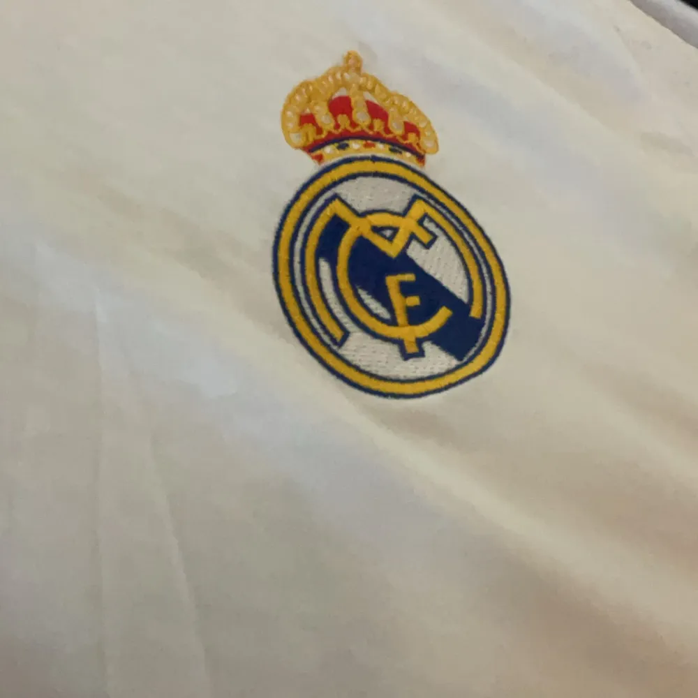 24/25 10/10 Använt 1 gång i buernabeu. T-shirts.