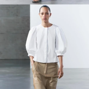 Vit blus zara - Vit blus med puffärmar från Zara🦢💕 I perfekt skick! Stl S😙