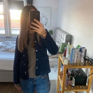 GANT Jacka - Jättesnygg Gant jacka som tyvärr är för liten för mig som man kanske ser på bilderna. Jättefint skick och supersnygg! Hör av dig vid fundering 