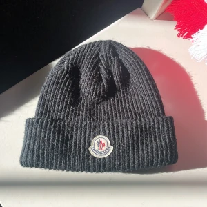 Moncler mössa  - Moncler mössa   Har även en vit likadan skriv vid intresse