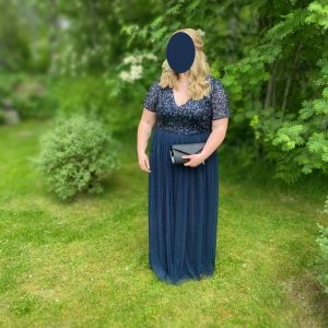 Marinblå balklänning - Säljer nu min gamla balklänning som hängt i garderoben orörd i över 3 år! Endast använd en gång!  (Maya Plus Bridesmaid short sleeve maxi tulle dress with tonal delicate sequins in taupe navy)