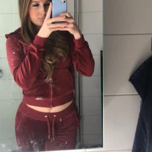 Juicy set  - Säljer mitt juicy set som ja inte använder längre är i jätte bra skick storlek xs i båda och passar mig som är 1,77! Pris kan diskuteras vid snabb affär! 