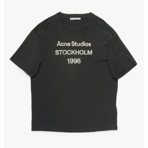 Acne T-shirt relaxed fit - 9/10 Använd fåtal ggr  Skickar bild i dm