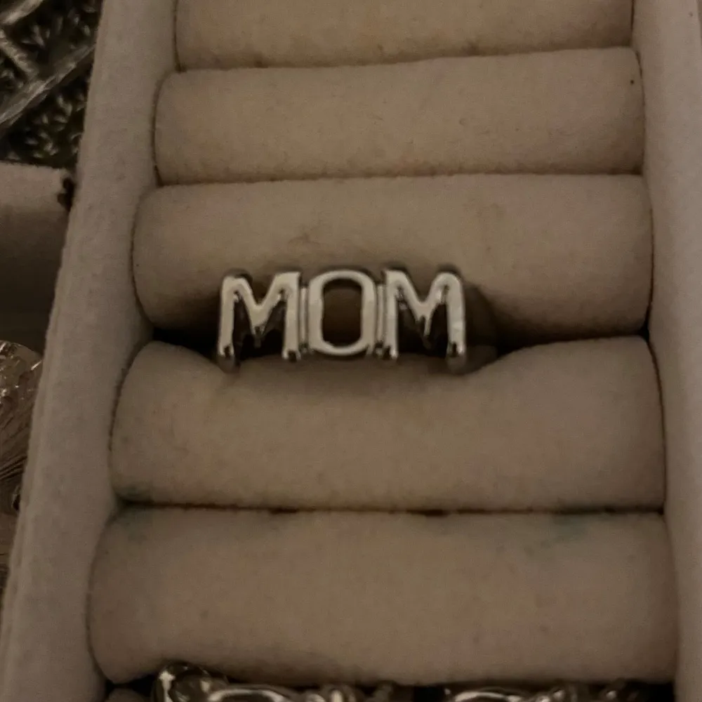 MOM ring🪩. Accessoarer.