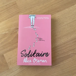 Solitare - Bok av Alice Oseman. Köpt 2022 men i bra skick. Skriv om du har frågor om boken eller vill ha fler bilder ❤️