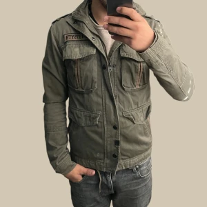 Feild jacka  - Säljer denna riktigt snygga jackan. Med ett militär inspirerat stuk. Vid frågor och funderingar skriv gärna! 