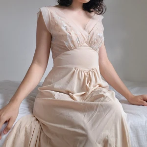 Vintage klänning Vanity Fair - Säljer denna fantastiska klänning/ nattlinne då den tyvärr är för stor för mig 🌸 Klänningen är ärvd (vintage) Vanity Fair lingerie. Maxilängd, skir med broderi över bysten. Storlek 36 på lappen men uppskattas till 38. Mått, fler bilder etc kan såklart ges! 