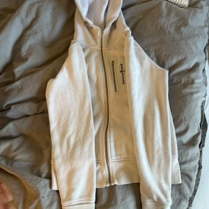 Sail racing  - Jag säljer min sail racing zip hoodie för att den inte kommer till användning mer!! Handtaget till dragkedjan är borta men den går fortfarande att öppna och stänga❤️skriv privat för mer frågor och bilder 