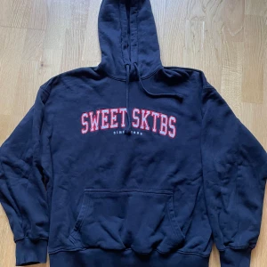 Hoodie sweet sktbs - Svart hoodie i xs från sweet sktbs På ärmen finns ett litet hål, se bilder annars i fint skick.