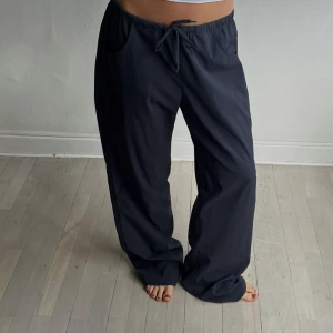 Svarta byxor  - Svarta byxor i silke. Bra skick förutom slitningar längst ner (syns ej när man har på sig dem)!