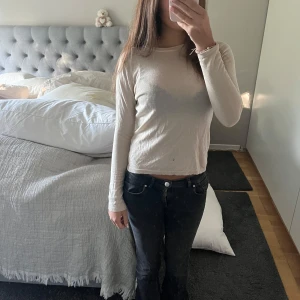 Tunn tröja  - Säljer denna lite tunnare tröjan från Filippa K, lite genomskinlig men funkar toppen med en vit eller beige bh under!🩷 