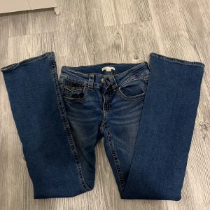 Lågmidjade bootcut jeans  - Ett par jeans från Gina, Använd 2 gånger.  Original pris= 300, men säljer för 220! Pris kan diskuteras💕