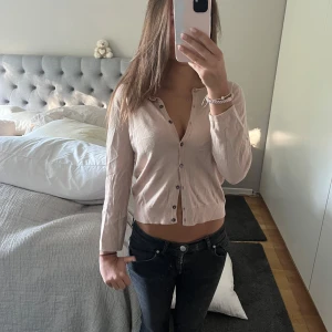 Kofta  - Säljer denna söta kofta från hm! Använd nåra gånger men fortfarande i bra skick!🩷