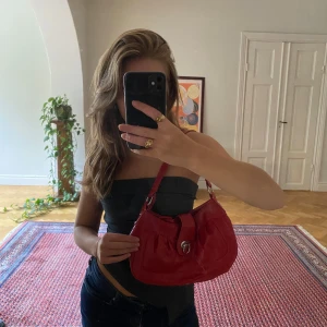 Röd väska  - Sjukt snygg röd väska!! Rymlig och sjukt snygg färg 