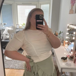 Topp med puffärm - Topp med puffärm från Only köpt på Vinted, aldrig använd av mig.