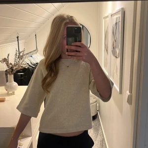 Stickad tröja från nelly - Stickad beig tröja från Nelly i storlek xxs