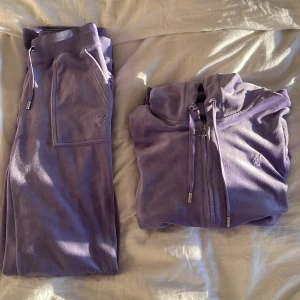 Juicy set  - Hejhej! Nu är det tyvärr dags för mig att sälja iväg mitt älskade juicy couture set som jag köpte från deras hemsida för ca 1 år sedan. Både överdelen och underdelen är i storlek XS. Färgen är så fin och som ny!🤍