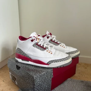 Jordan 3 cardinal red  - Säljer ett par Jordan 3 cardinal red. De är köpta på SNKRS och har kvitto på de. Använda endast 1-2 gånger men är i nyskick och ser helt  nya ut. 