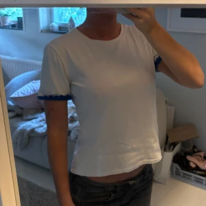 Tshirt med blå volang detalj  - Zara topp med blå volanger på ärmarna, så söööt🪬💙🧿🏙️
