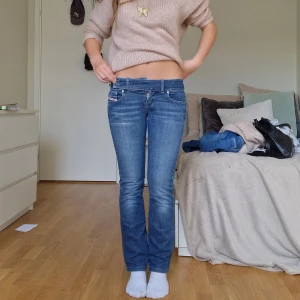 Diesel jeans - Säljar mina så fina jeans med knappar på sidan då de var för små, är 165 för referens! Pris kan diskuteras vid snabb affär <3