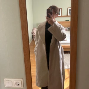 Lång ull kappa  - Säljer min beiga ull kappa från ginatricot i storlek xs, ändas används några gånger