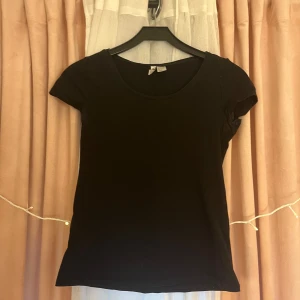 T-shirt  - En vanlig svart T-shirt från hm. Inget fel på tröjan, den är i fint skick. 