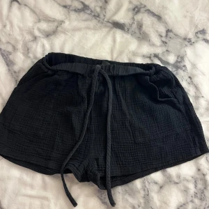 Linne shorts  - Ett par super sköna linne shorts. Dem har kommit till användning några gånger tidigare men det är inget man märker. 
