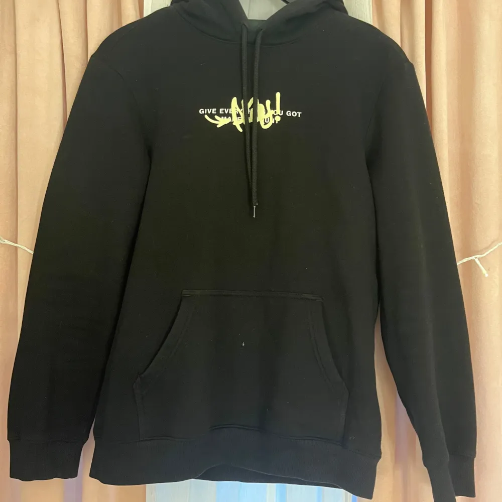 En jätte cool hoodie ifrån hm, hoodien är i jätte fint skick den har inga skador eller fläckar. Vid intresse kan jag skicka fler bilder. . Hoodies.