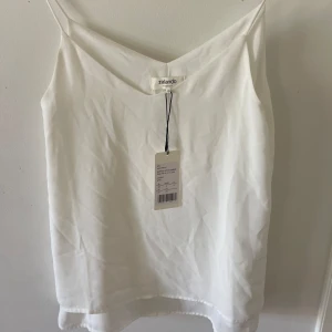 Blus - Säljer denna fina blus från zalando som är helt oanvänd, prislapp finns kvar!✨