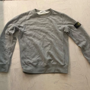 Stone island tröja  - Äkta stone island tröja har ej kvitto för den är ganska gammal men är fortfarande i stabil skick 