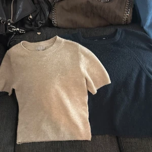 Två tröjor - Båda för 100kr eller en för 60kr, den beiga är från H&M och är i storlek XS, den blåa är från lager och i storlek S