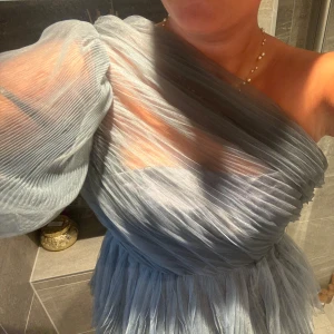 	By Malina Constance mini dress - Säljer min så fina helt oanvända, 	 By Malina Constance mini dress i den eftertraktade färgen smoke! Nypris ca 3000kr. Skriv för frågor!!❤️