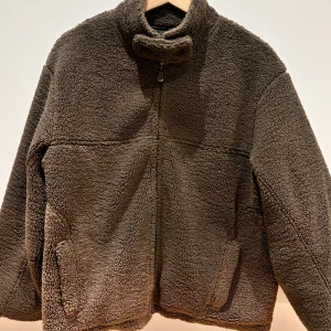 Teddyjacka - Teddyjacka från sistersandseekers. Den är i nyskick, använd bara 1gång då det är lite för oversized för mig. Den är i storlek XS men den är stor i storleken 