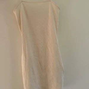 Beige klänning - Beige kort klänning från New Yorker som tyvärr hunnit bli förliten innan den ens kommit till användning för mig!