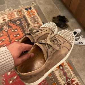 Christian Louboutin - Säljer ett par riktigt feta Christian Loubutins! Skulle vilja säga 8,5-9/10 i skick, mockan är super fin. Riktigt fet colourway därför lite sällsyntare! Säljer dem för att dem är för små! Byte kan vara intressant isf i samma modell! Fraktas📦